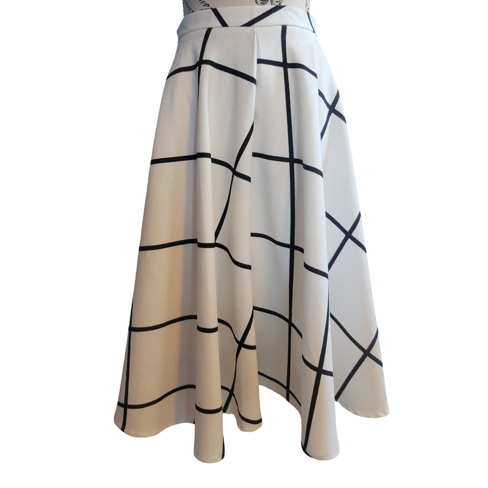 Elegant White and Black Grid Skirt - Picture 3 of 8